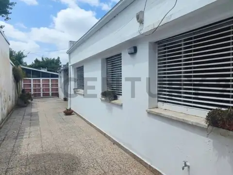 Casa 3 Dormitorios c/ Consultorio en Los Hornos.