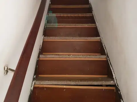 Departamento tipo casa, 5 ambientes con patio, ideal dos familias, Liniers