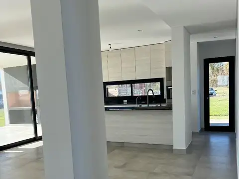 Casa 4 ambientes con 2 baños