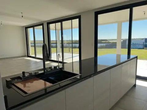 Av De Los Lagos