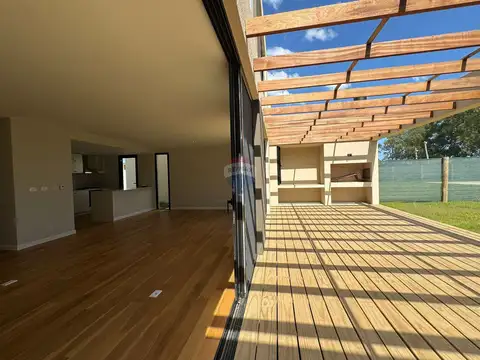 Casa en Alquiler con 2 cocheras
