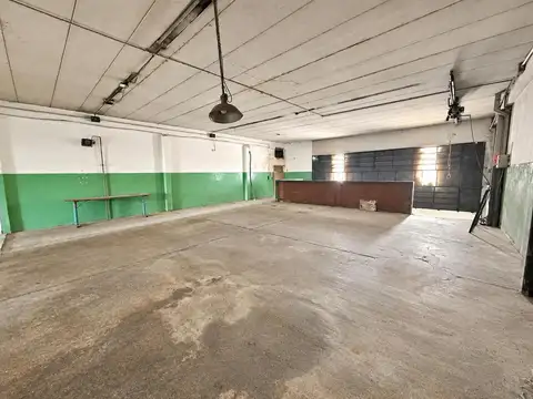Galpón 500 m² sobre Av. Ader con oficinas y entrada camión