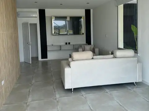 Casa en Alquiler con 2 cocheras