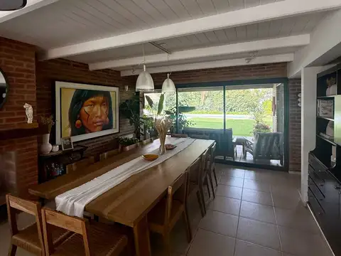 Casa 8 ambientes con 3 baños