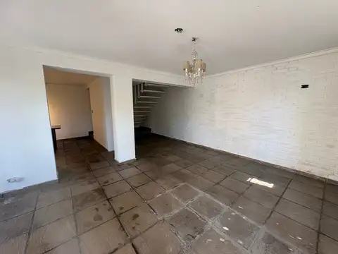 Casa 7 ambientes con 1 baño