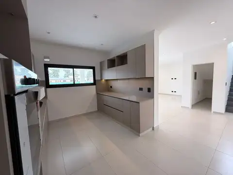 Casa 6 ambientes con 2 baños