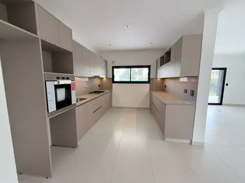 Casa en Venta en Presidente Derqui, USD 245.000