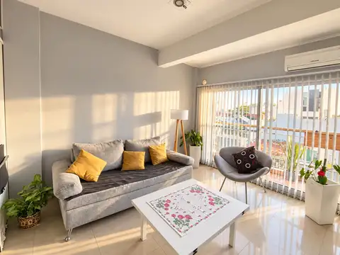 Departamento 2 ambientes en duplex al frente con balcon y cochera
