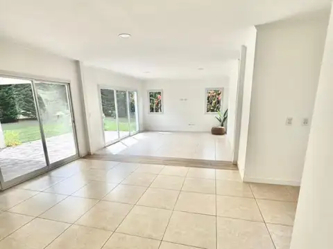 Casa 4 ambientes con 3 baños