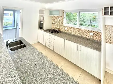 Casa en Alquiler con 6 cocheras