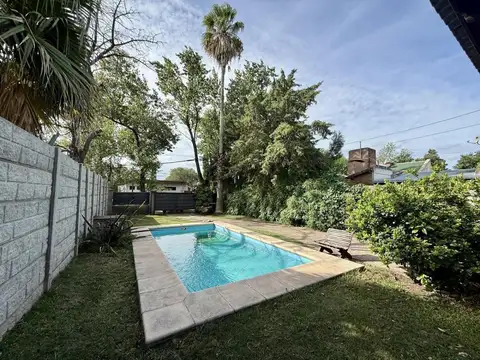 Los Robles al 100, Funes - Casa de 3 dormitorios con jardín y pileta.
