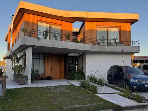 Casa en Alquiler en Laguna Grande, USD 8.000