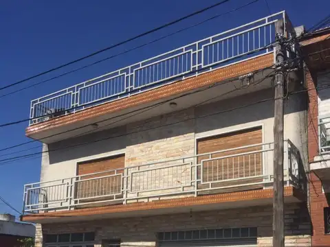 CASEROS -VENTA-LOCAL 100 MTS2 CON GARAGE-FONDO Y VIVIENDA  3AMB EN  PLANTA ALTA.