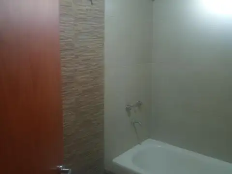Casa en alquiler anual en La Cuesta – 3 dormitorios – Galería con parrilla – Lote central