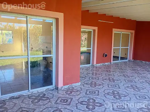 Casa en alquiler anual en La Cuesta – 3 dormitorios – Galería con parrilla – Lote central
