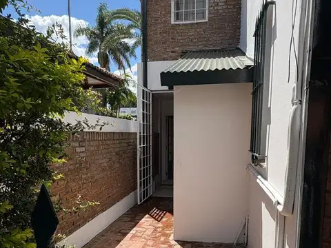 Casa con jardin y pileta en alquiler en Barrio Las Carreras