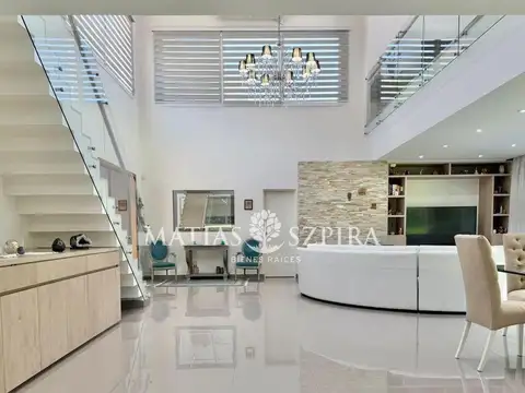 Casa en Venta con 3 cocheras