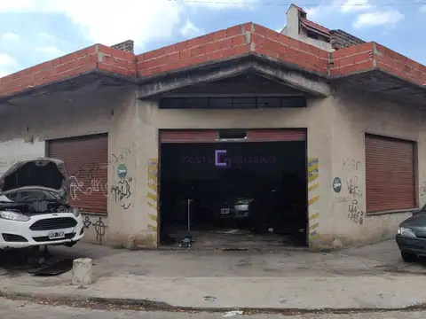 Galpón de 158m² cubiertos y 18m² descubiertos ubicado en esquina