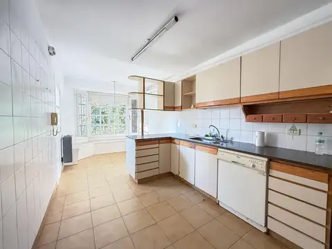 Casa 9 ambientes con 3 baños