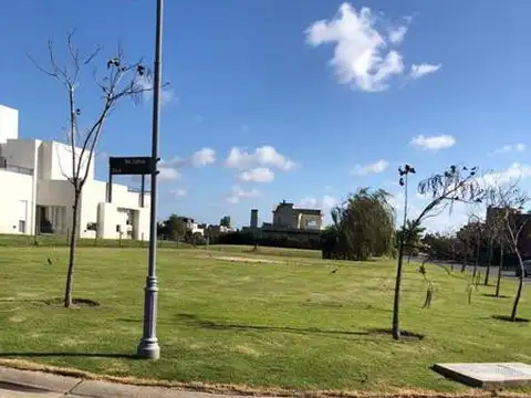 En venta lote al agua en esquina  en Los Alisos, Nordelta