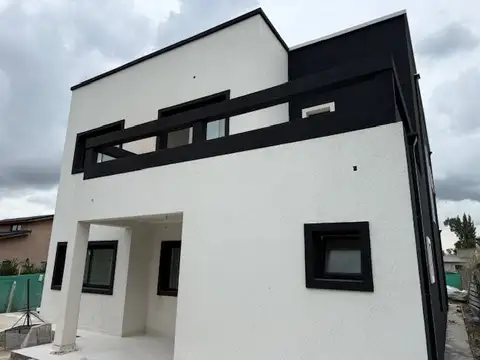 Casa a Estrenar en Venta de 6 Ambientes