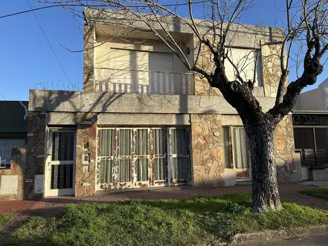 Casa en VENTA de 3/4 dormitorios a reacondicionar - Alberdi 