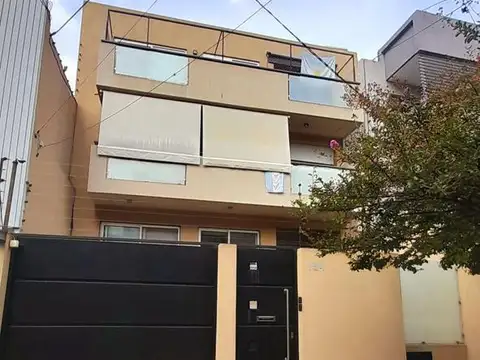 La Calabria - Excelente Semipiso de 3 amb, con balcón y cochera!