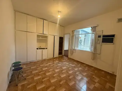 2 ambientes | 1° piso por escalera | Muy luminoso