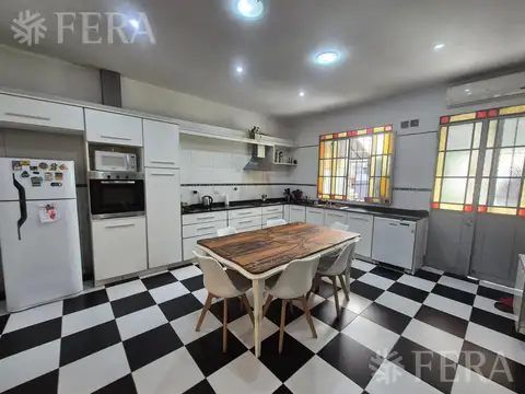 Venta casa 4 ambientes con piscina, patio y parrilla en Villa Dominico