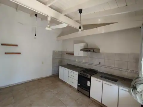 Casa en Alquiler con 3 cocheras