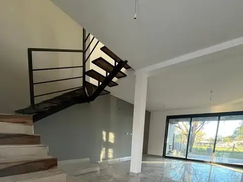 Casa 6 ambientes con 4 baños