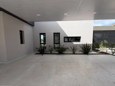 Casa 6 ambientes con 4 baños