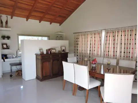 Casa 4 ambientes con 2 baños