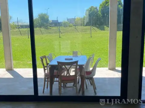 Casa en Venta con 3 cocheras