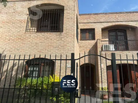 CASA A LA  VENTA 4 AMB. JARDIN APTA CREDITO. LUGANO