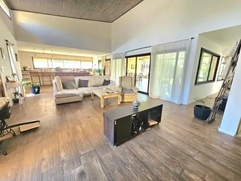 Casa en Venta con 3 cocheras