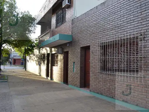 Casa 10 ambientes con 2 baños