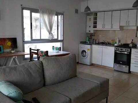 EXCELENTE 2 AMBIENTES AL FRENTE CON BALCON ATERRAZADO  Y COCHERA A METROS DE LA ESTACION DE FLORIDA MITRE