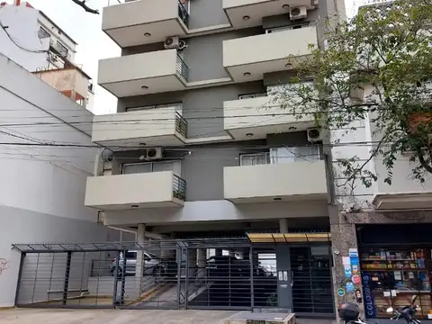 EXCELENTE 2 AMBIENTES AL FRENTE CON BALCON ATERRAZADO  Y COCHERA A METROS DE LA ESTACION DE FLORIDA MITRE