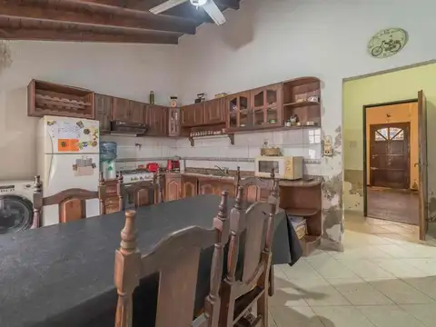 Cómoda casa multifamiliar con cochera y patio