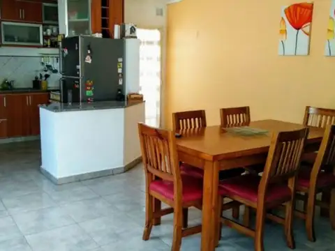 Casa 4 ambientes con 2 baños