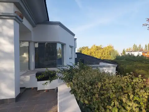Casa 10 ambientes con 2 baños