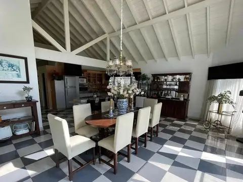 Casa en Alquiler con 1 cochera