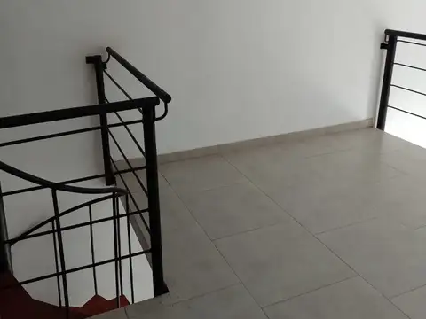 EXCELENTE LOCAL SOBRE CHIOZZA CON ENTREPISO  