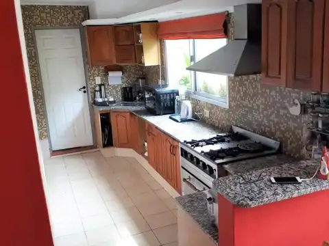Casa en venta - 4 Dormitorios 3 Baños - 2000mts2 - La Plata