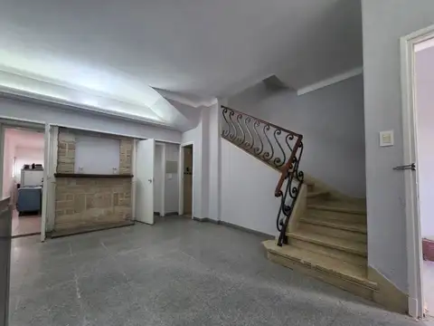 Casa 7 ambientes con 2 baños