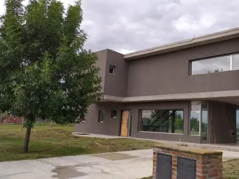 Casa en Venta de 5 Ambientes en Pilar con Suite y Escritorio
