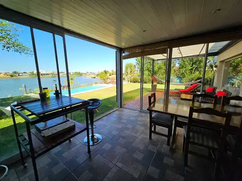 Casa 4 ambientes con 2 baños