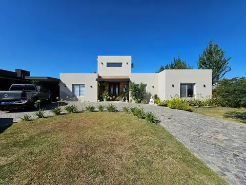 Casa en Venta con 2 cocheras