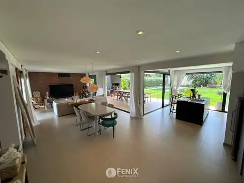 Casa en Venta con 2 cocheras